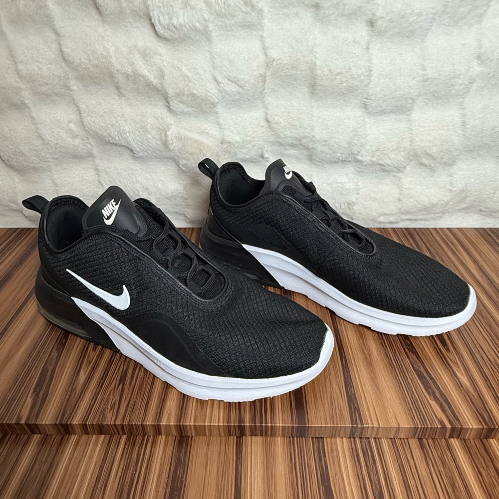 Nike Men's Black and White Sneakers